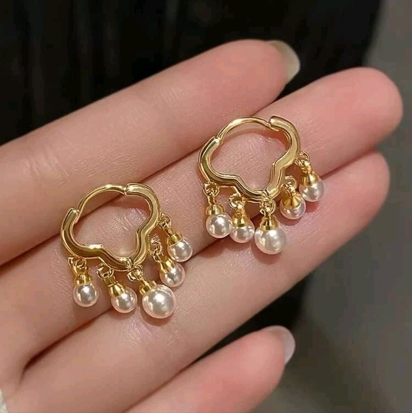 Jewelry - Gold pearl cloud earrings